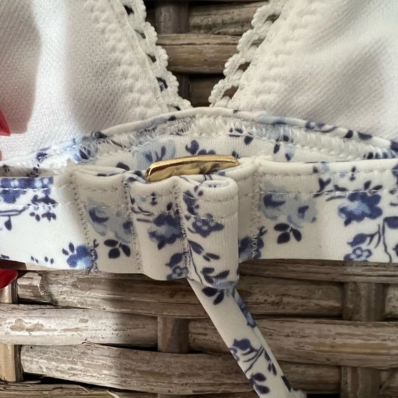 Hollister Swim size small Floral Triangle Bikini Top, EUC, feminine, dainty - Picture 4 of 6